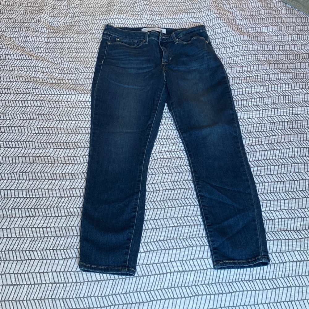 Signature Levi Strauss skinny crop jeans. Size 4